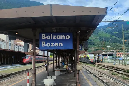 Um die Nutzung neuer Technologien im Schienenverkehr zu ermöglichen, gibt es einige Eingriffe am Bahnhof in Bozen. Die Landesregierung hat Landeshauptmann Kompatscher ermächtigt, das Einvernehmen für die geplanten Eingriffe zur Umgestaltung zu erteilen. (Foto: LPA/Alessandro Veronesi)