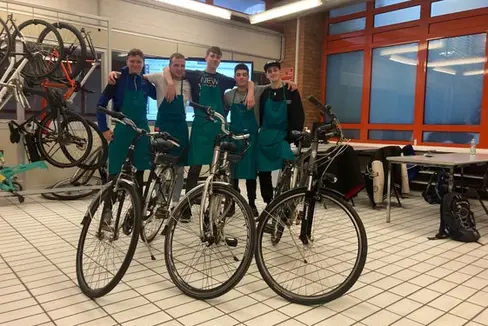 Am Donnerstag, 23. Mai, bieten die Schüler der Berufsschule Einaudi interessierten Bürgerinnen und Bürgern die Überprüfung ihrer Fahrräder an, und zwar an der Talferbrücke. Reparaturen werden aber nicht durchgeführt. (Foto: LPA/ Berufsschule Einaudi)