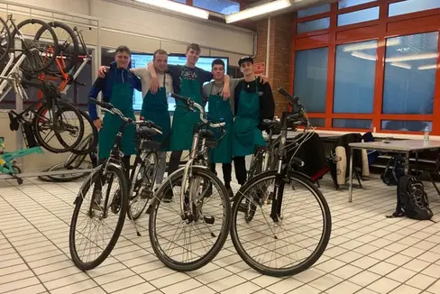 Am Donnerstag, 23. Mai, bieten die Schüler der Berufsschule Einaudi interessierten Bürgerinnen und Bürgern die Überprüfung ihrer Fahrräder an, und zwar an der Talferbrücke. Reparaturen werden aber nicht durchgeführt. (Foto: LPA/ Berufsschule Einaudi)