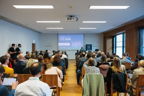 Decine di amministratrici e amministratori, tra cui 18 su 18 dei sindaci e delle sindache dell'Oltradige e della Bassa Atesina, hanno colto l'occasione di confronto e discussione offerta dalla serata Mobilità 2025-2030 organizzata martedì 14 ottobre a Termeno. (Foto: USP/STA/Ivan Brentegani)