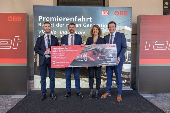 Il nostro concetto è quello di spostare il trasporto dalle strade alle rotaie, nell'interesse della sostenibilità e della sicurezza. ha dichiarato l'assessore Daniel Alfreider, nella foto secondo da sinistra. Alla sua sinistra il direttore del Dipartimento Mobilità della Provincia, Martin Vallazza, a destra Sabina Stock e René Zumtobel. (Foto: ASP/Greta Stuefer)