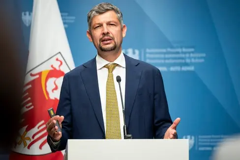 “Grazie al piano straordinario legato alle Olimpiadi possiamo realizzare investimenti fondamentali per le nostre stazioni”, ha rimarcato l’assessore provinciale alla Mobilità e alle Infrastrutture Daniel Alfreider, specificando che “con la riqualificazione di 13 stazioni in Val Pusteria sfruttiamo le fasi di chiusura dei cantieri per portare avanti più interventi contemporaneamente. Questo aumenta la sicurezza e il comfort per i viaggiatori, migliora l’accessibilità e consente anche di risparmiare energia. Con i lavori in Val Pusteria e le modernizzazioni sulle altre linee ferroviarie creiamo standard moderni per il futuro”. (Foto: USP/Fabio Brucculeri)