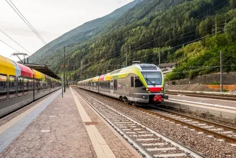 Die Pustertalbahn muss für Modernisierungs- und Instandhaltungsarbeiten vorübergehend gesperrt werden. Betroffen ist der Abschnitt Bruneck-Innichen von 30. März bis einschließlich 28. April und der Abschnitt Innichen-Lienz von 6. bis einschließlich 26. April. (Foto: LPA/Manuela Tessaro)