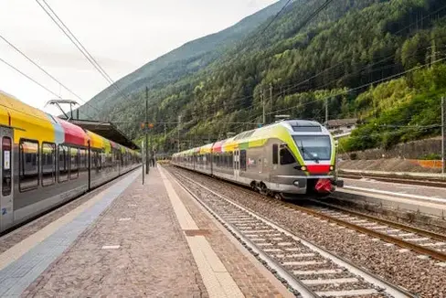 Nella primavera del 2026 la ferrovia della Val Pusteria sarà interessata da un’importante fase di lavori di modernizzazione e manutenzione, che comporterà la temporanea sospensione del servizio ferroviario su alcuni tratti. Nei download è disponibile il flyer da cui scannerizzare il QR-Code con informazioni e aggiornamenti. (Foto: USP/Dipartimento Infrastrutture e Mobilità/STA/Manuela Tessaro)