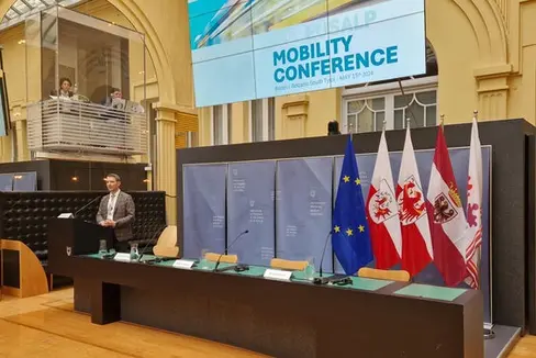 Der Direktor des Ressorts für Mobilität Martin Vallazza betonte bei der Eusalp-Mobilitätskonferenz, dass sich die Südtiroler Prioritäten für nachhaltige Mobilität mit jenen des Arbeitsplans 2023–25 der Eusalp decken würden und stellte den Südtirolplan für die Mobilität von Morgen vor. (Foto: LPA/Maurizio Di Giangiacomo)