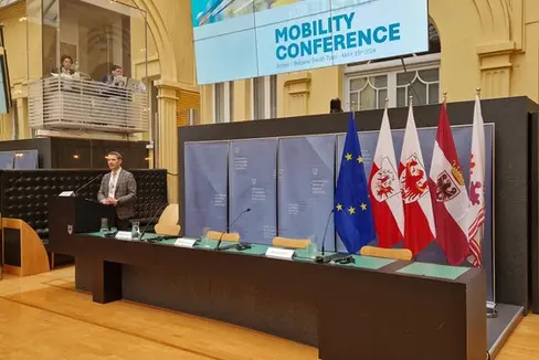 Der Direktor des Ressorts für Mobilität Martin Vallazza betonte bei der Eusalp-Mobilitätskonferenz, dass sich die Südtiroler Prioritäten für nachhaltige Mobilität mit jenen des Arbeitsplans 2023–25 der Eusalp decken würden und stellte den Südtirolplan für die Mobilität von Morgen vor. (Foto: LPA/Maurizio Di Giangiacomo)