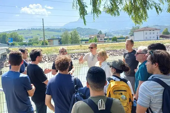 Sopralluogo nei pressi di Ponte Adige, a cui hanno partecipato anche l'assessora alla Mobilità del Comune di Bolzano, Johanna Ramoser, e il sindaco di Appiano sulla Strada del Vino, Lorenz Ebner. (Foto: USP/STA)