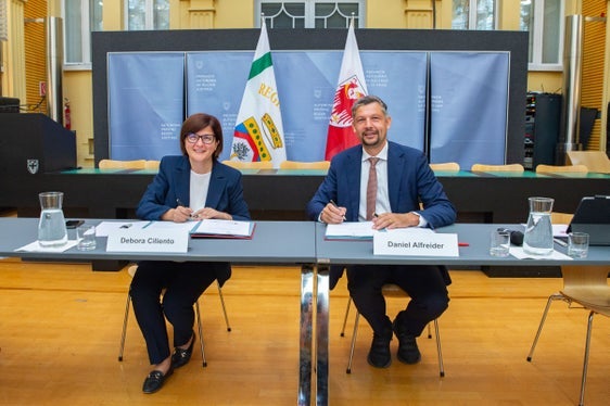 L'assessora Ciliento e l'assessore Alfreider firmano l'accordo di programma tra Provincia autonoma di Bolzano e Regione Puglia sulla mobilità pubblica sostenibile (Foto: Greta Stuefer)