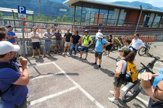 Il sopralluogo in bici lungo la valle dell'Adige ha fatto tappa anche a Gargazzone. (Foto: USP/STA)