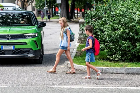 Beim Safety-Education-Programm, das sich im Auftrag des Mobilitätsressorts an Schulen richtet, lernen Kinder und Jugendliche, wie sie sicher auf der Straße, mit Fahrzeugen und in öffentlichen Verkehrsmitteln unterwegs sein können. 6.000 Schülerinnen und Schüler waren 2023/2024 dabei. (Foto: Sta/Manuela Tessaro)