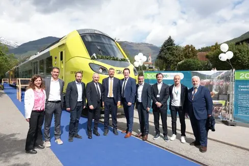 Von links, Emmanuela Confalonieri, Marco Canali, Marco Biffoni, Michele Viale, Daniel Alfreider, René Zumtobel, Joachim Dejaco, Michael Prader, Marco Stabile, Giovanni Varrica. (Foto Sta/Ivan Brentegani)