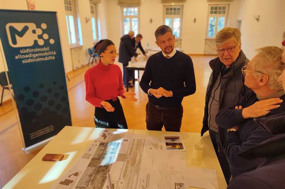 Bei der Informationsveranstaltung „Infoday” im November 2024 wurde das Projekt des neuen Mobilitätszentrums in Meran der Öffentlichkeit vorgestellt: im Bild die damalige Vizebürgermeisterin Katharina Zeller (erste von links) und Landesrat Alfreider (zweiter von links). (Foto: STA/Alice Banfi)