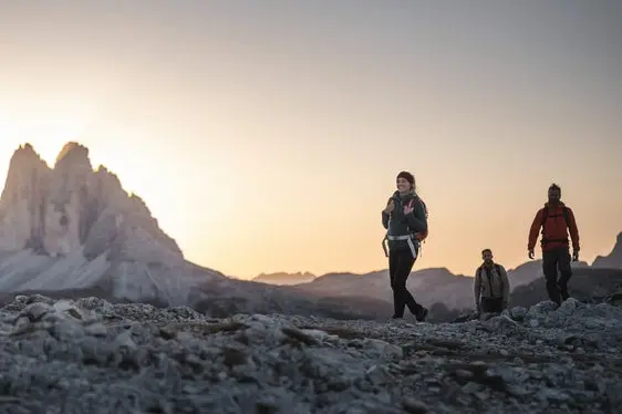 Anche nei dintorni delle Tre Cime proseguirà la regolamentazione del traffico. Dal 31 maggio all’11 ottobre 2026 circolerà un bus navetta da Dobbiaco al rifugio Auronzo il cui utilizzo è possibile solo previa prenotazione online. (Foto: IDM Alto Adige/Manuel Kottersteger)
