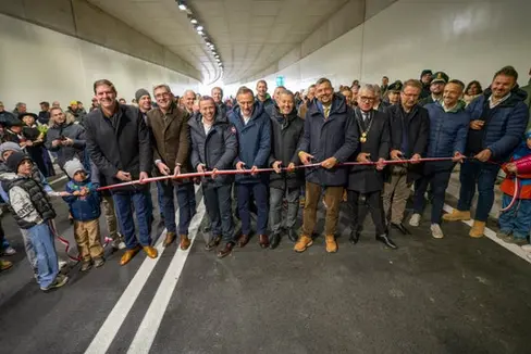 Großer Andrang und große Freunde beim Banddurchschnitt zur Eröffnung der Umfahrung Vahrn unter anderem mit Projektsteurer Florian Knollseisen (1.v.r.), Planer Georg Fischnaller (2.v.r.), Bürgermeister Andreas Schatzer (3.v.r.), Mobilitätslandesrat Daniel Alfreider (4.v.r.) und Landesrat Peter Brunner(5.v.r.). (Foto: LPA/Daniel von Johnston)