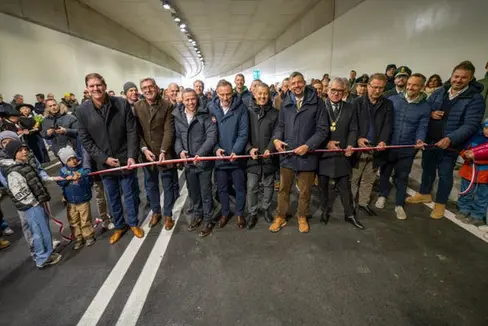 Großer Andrang und große Freunde beim Banddurchschnitt zur Eröffnung der Umfahrung Vahrn unter anderem mit Projektsteurer Florian Knollseisen (1.v.r.), Planer Georg Fischnaller (2.v.r.), Bürgermeister Andreas Schatzer (3.v.r.), Mobilitätslandesrat Daniel Alfreider (4.v.r.) und Landesrat Peter Brunner(5.v.r.). (Foto: LPA/Daniel von Johnston)