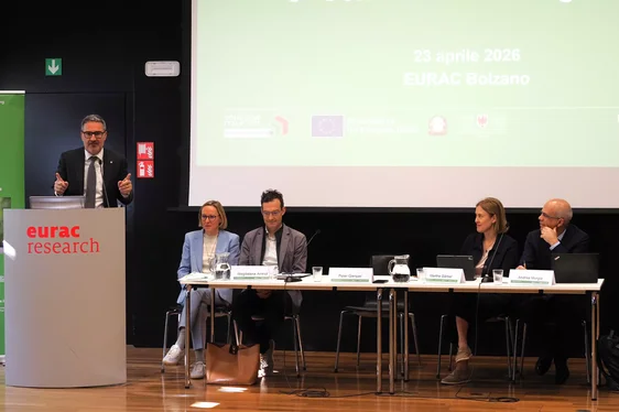 Landeshauptmann Arno Kompatscher lobte die Abteilung Europa für die reibungslose Umsetzung des EFRE-Programms, blickte jedoch auch kritisch auf die Tendenz der EU, die Verwaltung der Kohäsionsfonds zu zentralisieren, wie es etwa beim PNRR der Fall ist. Damit habe man keine guten Erfahrungen gemacht, betonte Kompatscher. (Foto: LPA/Ursula Pirchstaller)