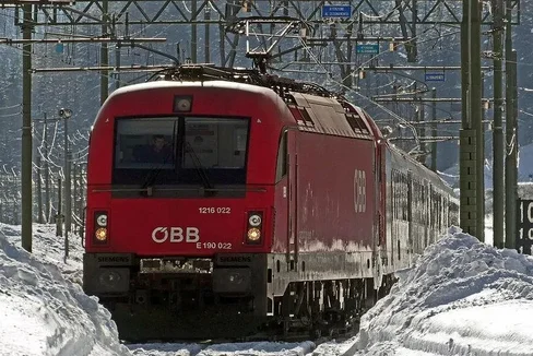 Triebwagen der ÖBB am Brenner