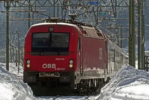 Triebwagen der ÖBB am Brenner