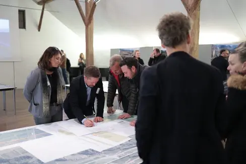 All'evento sulla mobilità in Oltradige, molti interessati hanno colto l'opportunità per informarsi sui progetti in programma e discutere i propri dubbi direttamente con gli esperti del Dipartimento Mobilità. (Foto: USP/Ivan Brentegani)