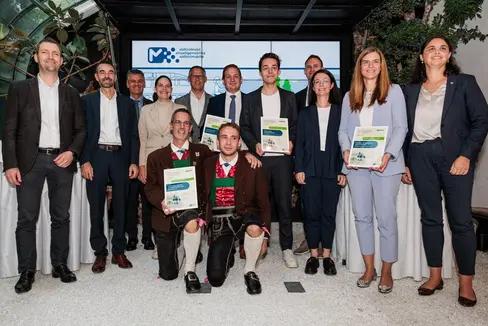 Il direttore della Ripartizione Mobilità Martin Vallazza (da sinistra) e il Responsabile del settore “Green Mobility Südtirol - Alto Adige”. STA - Strutture Trasporto Alto Adige SpA, Harald Reiterer, e il consigliere regionale Harald Stauder si sono congratulati con i vincitori del Premio Mobilità Alto Adige 2024: Valentina Andreis (Lana), Jürgen Zöggeler (Lana), Helmut Taber (sindaco di Lana), Philip Mödinger (Durst), Alexander Alber, Vanessa Thurner (Lana), Petra Öhler e Astrid Schweiggl (Raiffeisenverband Südtirol Genossenschaft) e (davanti da sinistra) Roland Furgler (presidente) e Samuel Oberegger del gruppo di cittadini di Gries. (Foto: USP/Ivan Brentegani)