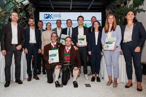 Mobilitätsressortchef Martin Vallazza (von links) und Green-Mobility-Bereichsleiter Harald Reiterer und Landtagsabgeordneter Harald Stauder freuten sich mit den Gewinnern des Südtiroler Mobilitätspreises 2024: Valentina Andreis (Lana), Jürgen Zöggeler (Lana), Helmut Taber (Bürgermeister Lana), Philip Mödinger (Durst), Alexander Alber, Vanessa Thurner (Lana), Petra Öhler und Astrid Schweiggl (Raiffeisenverband Südtirol Genossenschaft) sowie (vorne von links) Roland Furgler (Obmann) und Samuel Oberegger von der Bürgerkapelle Gries. (Foto: LPA/Ivan Brentegani)