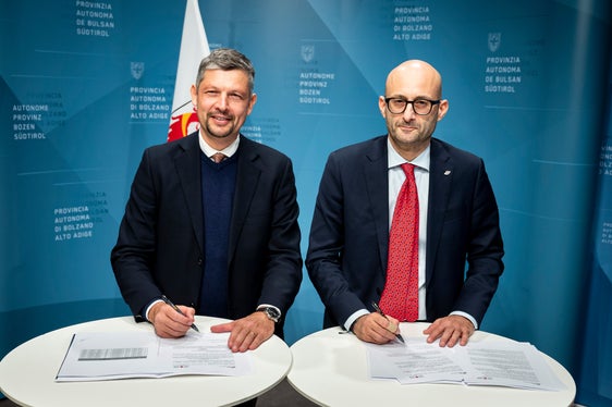 Landesrat Daniel Alfreider (links) und RFI-Ceo Gianpiero Strisciuglio setzen ihre Unterschrift unter das Protokoll zum Abbau der Bahnübergänge. (Foto: LPA/Fabio Brucculeri)