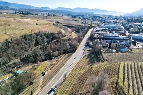 Con il proseguimento della corsia preferenziale per gli autobus in direzione San Michele – nella foto un rendering – l'Oltradige dovrebbe essere meglio collegato al capoluogo Bolzano tramite i mezzi pubblici. (Rendering: Dipartimento Infrastrutture e Mobilità)