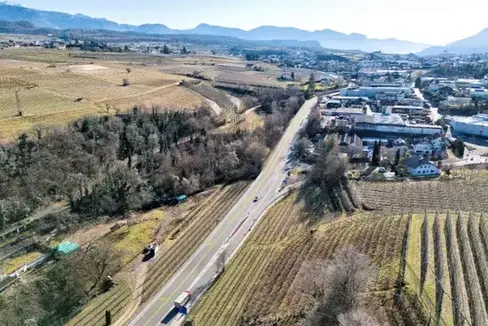 Mit der Weiterführung der Bus-Vorzugsspur Richtung St. Michael - im Bild ein Rendering - soll das Überetsch mit öffentlichen Verkehrsmitteln besser an die Landeshauptstadt Bozen angebunden werden. (Rendering: Ressort für Infrastrukturen und Mobilität)