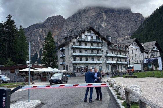 Eine strenge Verkehrsregelung reguliert die Besucherströme rund um den Pragser Wildsee und das Pragser Tal. Tourismuslandesrat Luis Walcher war vor Ort, um sich über das System und dessen Vorbildfunktion für andere Hotspots in Südtirol