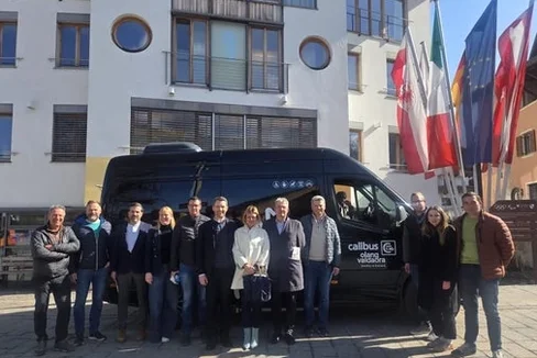 Während des Lokalaugenscheins in Olang, von links: der Gemeinderat von Olang, Philipp Felder, der Bürgermeister von Olang, Lukas Schnarf, der Direktor des Tourismusvereins Olang, Matthias Santer und die Präsidentin Daniela Gasser, der Bozner Gemeinderat Peter Warasin, der Ressortdirektor Martin Vallazza, die Bozner Mobilitätsstadträtin Johanna Ramoser, der Bürgermeister von Jenesien, Paul Romen, der Vizebürgermeister von Jenesien, Gerhard Hofer, der Gemeindereferent von Jenesien, Lorenz Taber, Evi Innerhofer vom Tourismusverein Jenesien sowie der Gemeinderat von Jenesien, Andreas Lamprecht. (Foto: LPA/Helga Morandell)