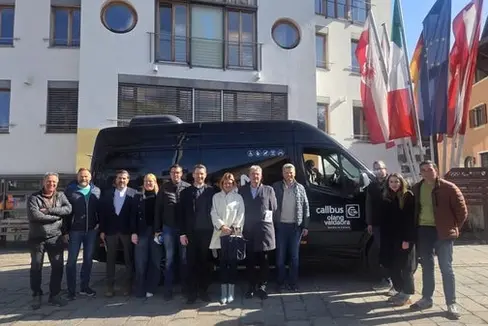 Während des Lokalaugenscheins in Olang, von links: der Gemeinderat von Olang, Philipp Felder, der Bürgermeister von Olang, Lukas Schnarf, der Direktor des Tourismusvereins Olang, Matthias Santer und die Präsidentin Daniela Gasser, der Bozner Gemeinderat Peter Warasin, der Ressortdirektor Martin Vallazza, die Bozner Mobilitätsstadträtin Johanna Ramoser, der Bürgermeister von Jenesien, Paul Romen, der Vizebürgermeister von Jenesien, Gerhard Hofer, der Gemeindereferent von Jenesien, Lorenz Taber, Evi Innerhofer vom Tourismusverein Jenesien sowie der Gemeinderat von Jenesien, Andreas Lamprecht. (Foto: LPA/Helga Morandell)