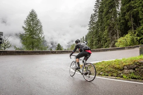 RAdfahre fährt vom Stilvser Joch ab