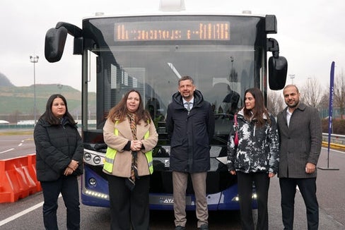 Beim Test des selbstfahrenden Elektrobusses im Safety Park in Pfatten mit dabei (von links): Seda Nese (Verkaufsleiterin von Karsan Europe für Italien), Astrid Kofler (Sasa-Präsidentin), Daniel Alfreider (Mobilitätslandesrat), Yasemin Us (Corporate Communication Adastec) und Semir Aydın (Verkaufsleiter für autonome Fahrzeuge bei Karsan Otomotiv). (Foto: LPA/Sasa AG)
