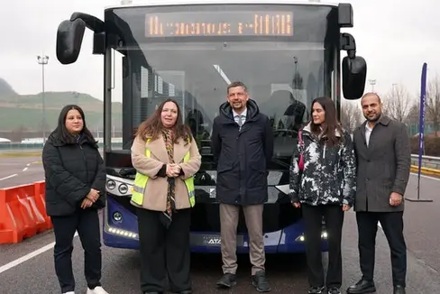 Hanno partecipato al test dell'autobus elettrico a guida autonoma al Safety Park di Vadena (da sinistra): Seda Nese (sales manager di Karsan Europe per l'Italia), Astrid Kofler (presidente Sasa SpA), Daniel Alfreider (assessore provinciale alla Mobilità), Yasemin Us (corporate communication Adastec) e Semir Aydın (sales manager per i veicoli autonomi di Karsan Otomotiv). (Foto: USP/Sasa SpA)