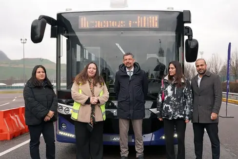 Beim Test des selbstfahrenden Elektrobusses im Safety Park in Pfatten mit dabei (von links): Seda Nese (Verkaufsleiterin von Karsan Europe für Italien), Astrid Kofler (Sasa-Präsidentin), Daniel Alfreider (Mobilitätslandesrat), Yasemin Us (Corporate Communication Adastec) und Semir Aydın (Verkaufsleiter für autonome Fahrzeuge bei Karsan Otomotiv). (Foto: LPA/Sasa AG)