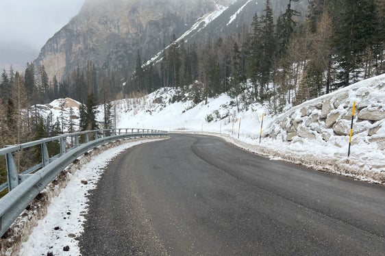 Im Zuge der Arbeiten entsteht auf der Straße auf den Valparola-Pass eine separate Radspur für mehr Sicherheit und Komfort für Radler und Radlerinnen. (Foto: LPA/Landesabteilung Tiefbau)
