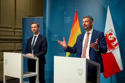 Martin Vallazza (links), Direktor des Ressorts Infrastrukturen und Mobilität, und Landesrat Daniel Alfreider stellten die Ausschreibung der Führung des Eisenbahndienstes in Südtirol vor. (Foto: LPA/Fabio Brucculeri)