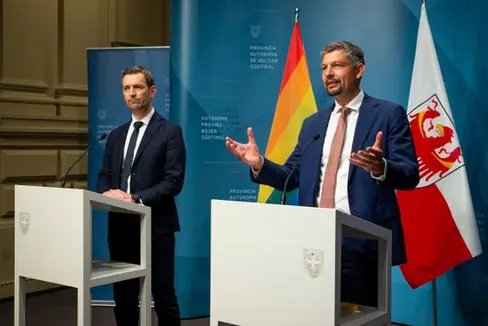 Martin Vallazza (links), Direktor des Ressorts Infrastrukturen und Mobilität, und Landesrat Daniel Alfreider stellten die Ausschreibung der Führung des Eisenbahndienstes in Südtirol vor. (Foto: LPA/Fabio Brucculeri)