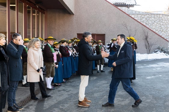 L'arrivo del ministro Salvini, accolto dal vicepresidente Alfreider. (Foto: USP/Tiberio Sorvillo)