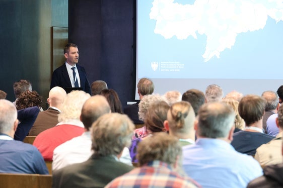 Martin Vallazza, der Direktor der Abteilung Infrastrukturen und Mobilität stellt fest: Wir haben an diesem Abend eine Vielzahl von wichtigen Möglichkeiten aufgezeigt, die von der Bahn- bis zur Radmobilität und digitalen Diensten reichen. (Foto: LPA/Ingo Dejaco)