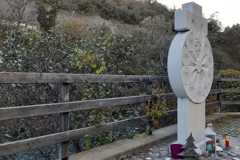 Una targa commemorativa ricorda le vittime dell'incidente ferroviario della Val Venosta. (Foto: ASP/Guido Steinegger)