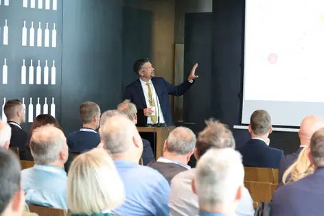 “Questi incontri rafforzano la vicinanza ai Comuni e servono per spiegare e confrontarci su una visione condivisa come nel Piano mobilità 2035. Non portano solo parole, ma fatti concreti come l’elettrificazione della Val Venosta, il nuovo Centro mobilità di Merano e la galleria di San Benedetto”, ha sottolineato, durante l'incontro a Merano, il vicepresidente della Provincia Daniel Alfreider, assessore provinciale alla Mobilità e alle Infrastrutture. (Foto: USP/Ingo Dejaco)