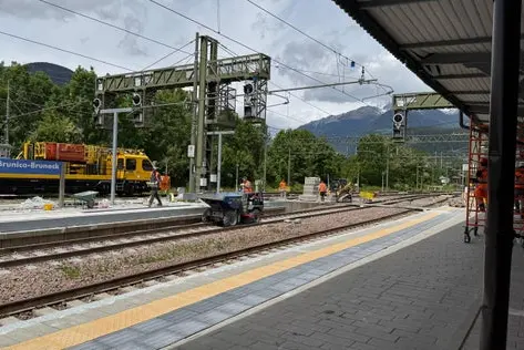 Am Bahnhof Bruneck wurden vor kurzem noch die letzten Arbeiten durchgeführt, bevor die Bahnstrecke zwischen Bruneck und Innichen am Dienstag, 3. Juni, wieder geöffnet wurde. (Foto: LPA/Ressort Infrastrukturen und Mobilität)