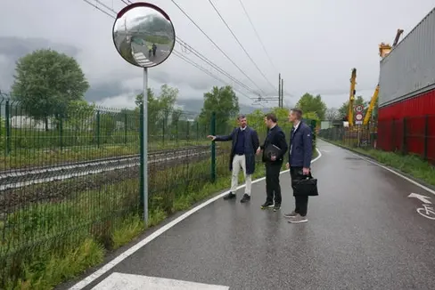 L'assessore provinciale Daniel Alfreider (da sinistra), il direttore di Dipartimento Martin Vallazza e il direttore d'Ufficio Alexander Alber durante il sopralluogo per la nuova fermata di Sinigo. (Foto: USP/Ingo Dejaco)
