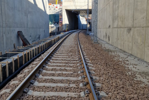 Am Dienstag, 27. Jänner 2026, wird die Pustertalbahn nach einer intensiven Phase von Modernisierungs- und außerordentlichen Instandhaltungsarbeiten wieder eröffnet. Die Arbeiten wurden von RFI in Zusammenarbeit mit dem Land und dem Ministerium für Infrastrukturen und Verkehr in Rom koordiniert. (Foto: LPA/Ressort für Infrastrukturen und Mobilität)