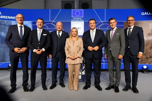 Zufrieden über den Durchschlag des BBT-Erkundungsstollens (v.l.n.r.): der Tiroler Landeshauptmann Anton Mattle, Infrastrukturminister Matteo Salvini, der österreichische Bundeskanzler Christian Stocker, Ministerpräsidentin Giorgia Meloni, EU-Kommissar Apostolos Tzitzikostas, der österreichische Infrastrukturminister Peter Hanke und Landeshauptmann Arno Kompatscher. (Foto: LPA/Ivo Corrà)