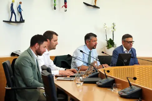 Der Direktor des Landesamts für Verkehrsplanung Mirko Waldner, Mobilitätsressortchef Martin Vallazza, Mobilitätslandesrat Daniel Alfreider und der Präsident der Bezirksgemeinschaft Robert Alexander Steger erklären, welche Maßnahmen gesetzt werden, um die öffentliche Mobilität während der Bahnsperre von RFI aufrecht zu halten. (Foto: LPA/Ingo Dejaco)