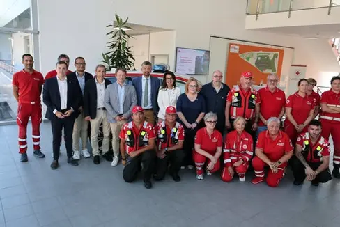 La foto di gruppo in seguito alla conferenza stampa tenutasi lunedì 18 agosto al Centro di guida sicura Safety Park di Vadena per presentare la nuova collaborazione tra la Croce Rossa Italiana dell’Alto Adige e il Safety Park. Obiettivo: preparare al meglio gli autisti delle organizzazioni di pronto intervento attraverso corsi mirati di guida sicura. (Foto/USP/Ingo Dejaco)