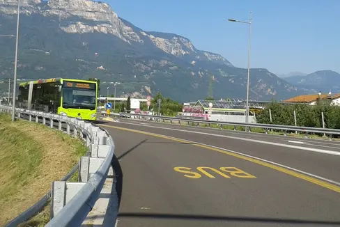 Damit mehr öffentliche Verkehrsmittel und weniger Privatfahrzeuge unterwegs sind, arbeiten das Land und die Gemeinden Eppan und Kaltern. Am 26. Februar findet ein Infoday zur Mobilität im Überetsch statt. (Foto: LPA)