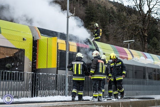 Die Feuerwehr löschte den Brand im Maschinenraum des Zuges 7103 der Vinschger Bahn. (Foto: LPA/David Ceska)
